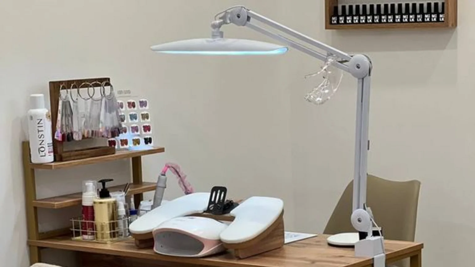 Вентиляция и LED-лампа — часть безопасной практики студии Рабочее место мастера в студии Ла Контур — стол с LED-лампой на кронштейне