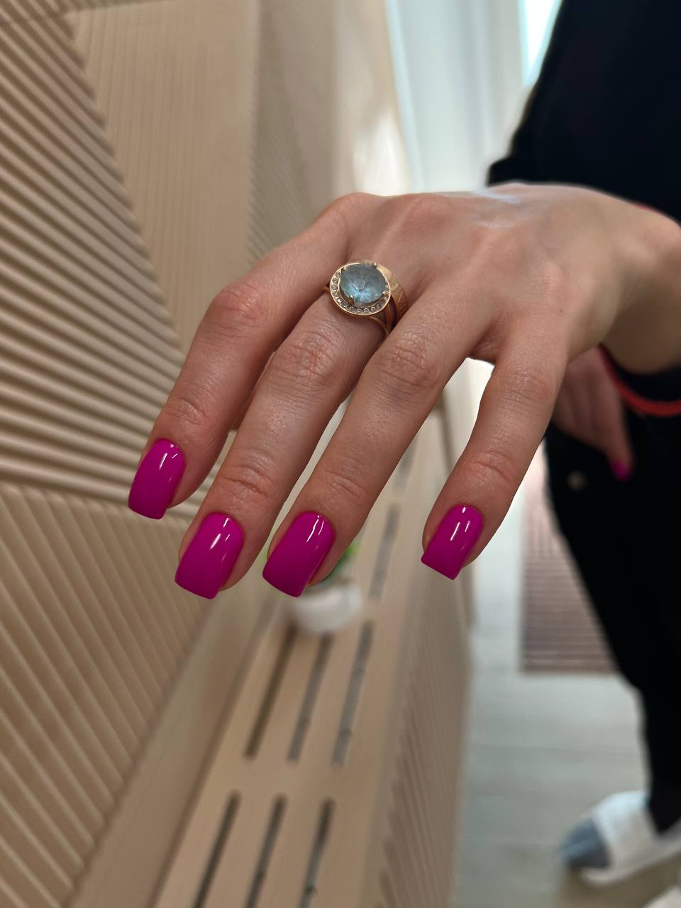 Маджента с кольцом
