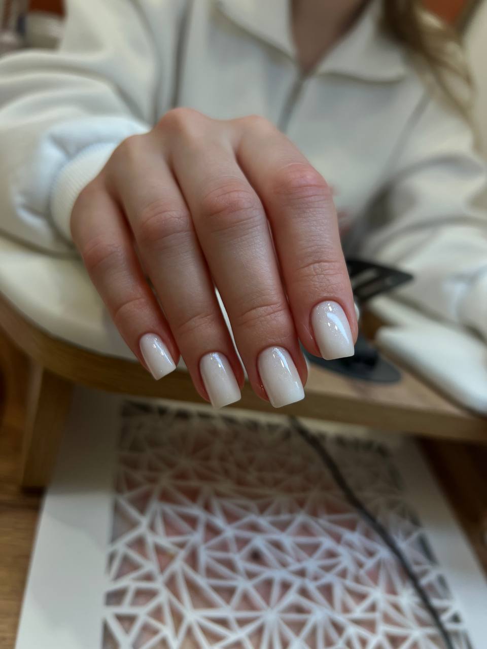 Молочный маникюр